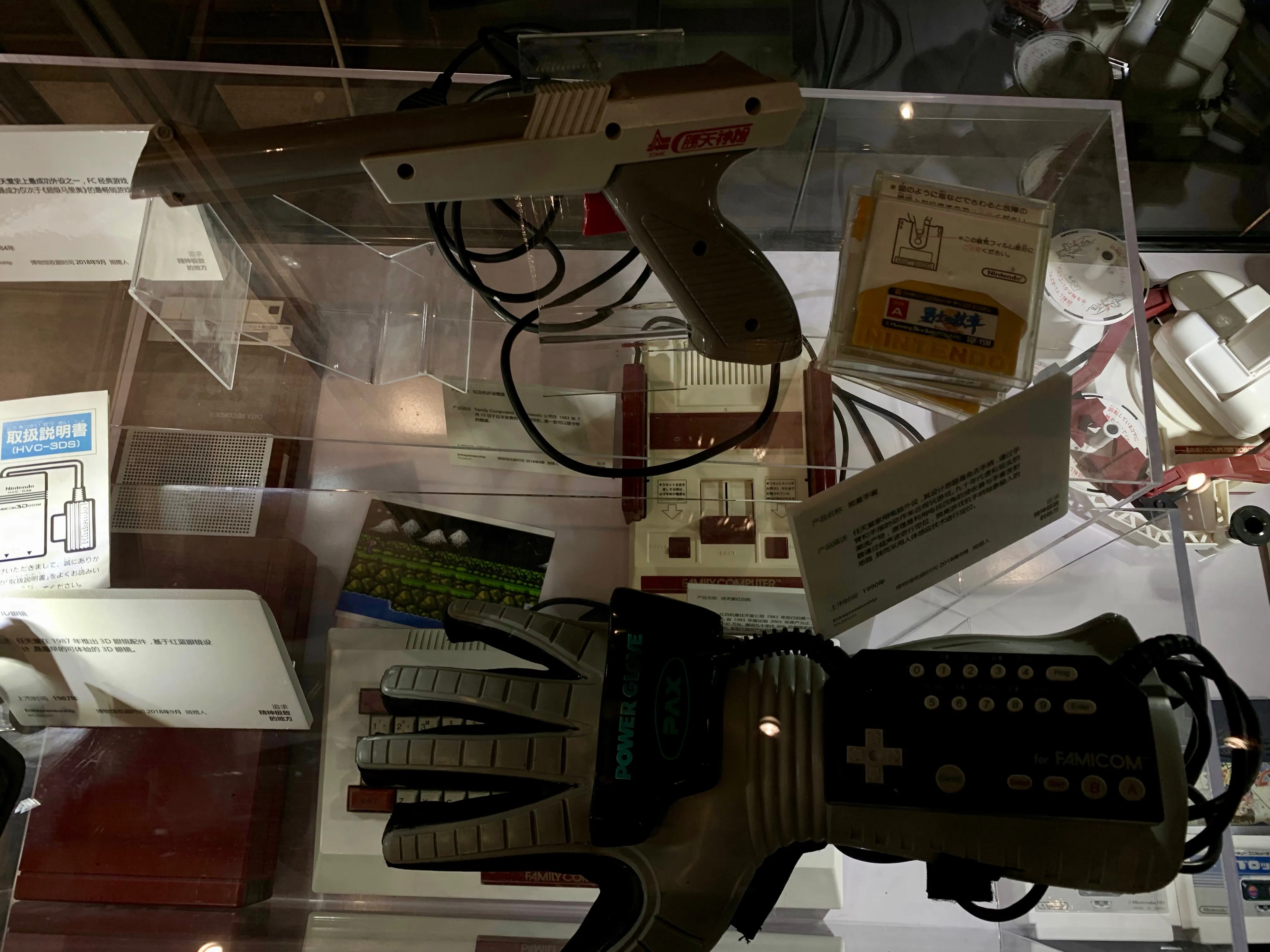 红白机的光枪和能量手套配件