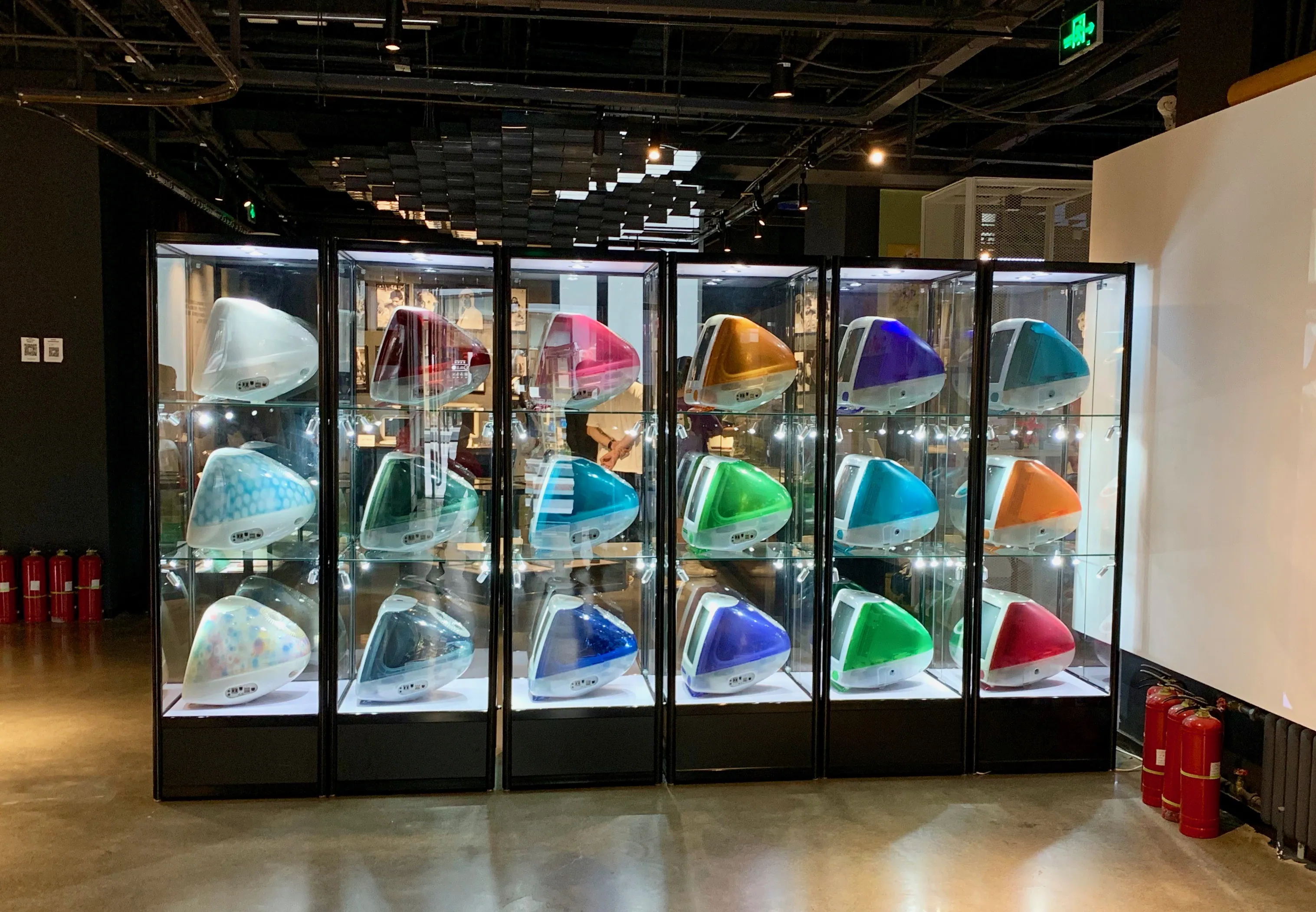 各种颜色的 iMac G3